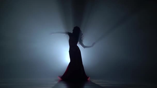 Vrouw in exotische beweegt haar semi-naakt lichaam. Rook achtergrond. Sihouette — Stockvideo