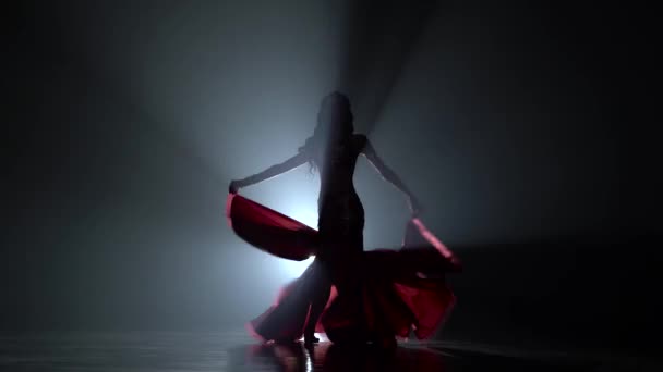 黒い煙の背景に踊っている東洋少女。シルエット — ストック動画
