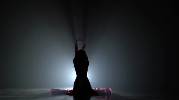 춤 배꼽 춤의 움직임입니다. 연기 배경입니다. Sihouette — 비디오