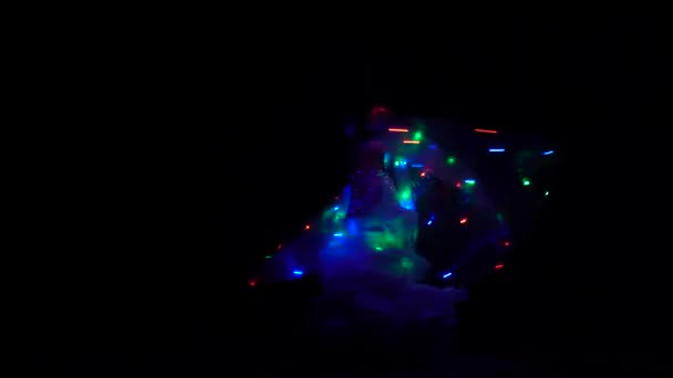 Břišní tanečnice dívka tanec se dvěma křídly zářící světla. Černé pozadí. Sihouette — Stock video