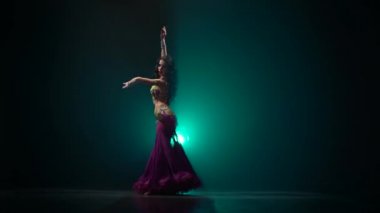 Esmer dansları oryantal dans. Duman arka plan