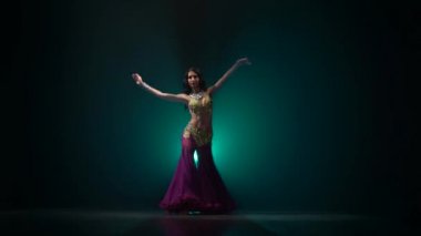 Duman arka plan üzerinde geleneksel oryantal dansöz cazip