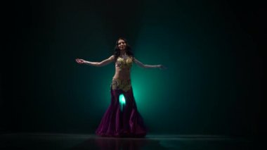 Kadın dansöz Arap dans. Duman arka plan