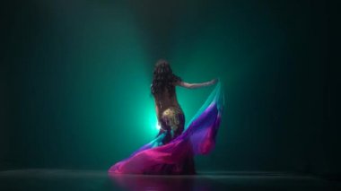 Duvak oryantal dans onun elinde olan kadın. Duman arka plan