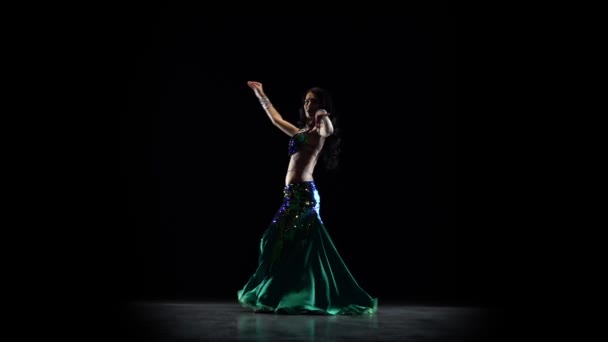 Orientalnie dziewczyna taniec na czarnym tle — Wideo stockowe