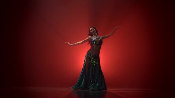 Traditionele Oosterse buikdanseres meisje dansen. Rode rook achtergrond — Stockvideo