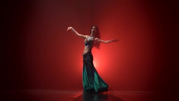 Torso de mujer bailarina del vientre bailando. Fondo de humo rojo — Vídeo de stock