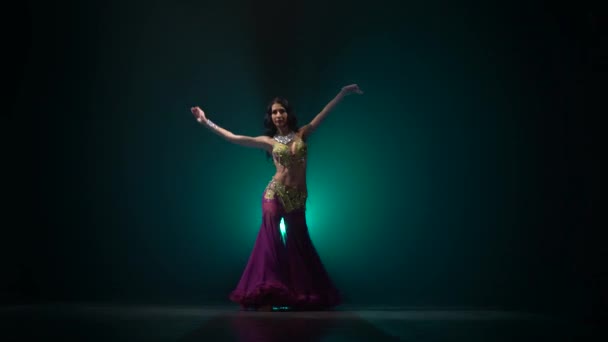 Δελεαστικό παραδοσιακή ανατολίτικη χορεύτρια της κοιλιάς σε φόντο καπνού — Αρχείο Βίντεο