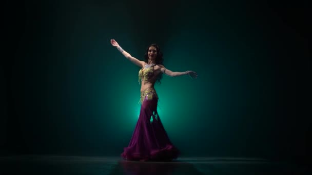 Χορός σε φόντο καπνού κορίτσι παραδοσιακό ανατολίτικο χορεύτρια της κοιλιάς — Αρχείο Βίντεο