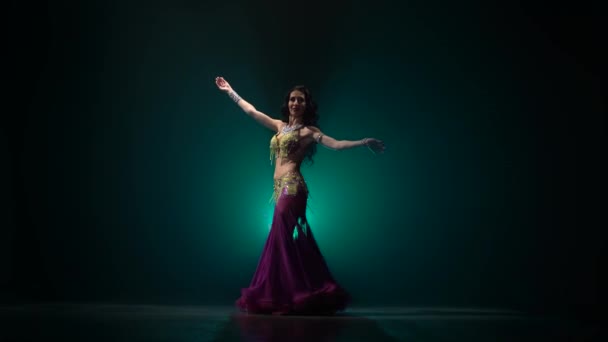 Traditionnel oriental ventre danseuse fille danse sur fumée fond — Video