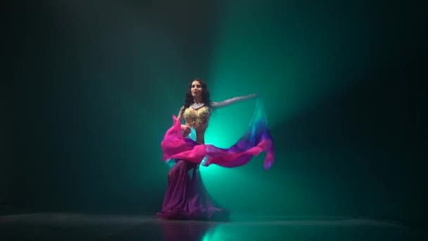 Exotique danseuse ventre fille continuer la danse utilise des fans. Fond de fumée — Video