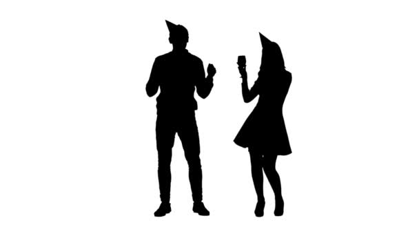 Paare tanzen und trinken aus Gläsern eine Party zum Geburtstag. weißer Hintergrund. Silhouette — Stockvideo