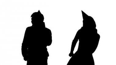 Adam ve kız doğum günü bir partide dans şapka içinde. Beyaz arka plan. Siluet