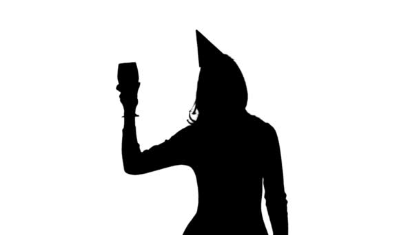 Fille en casquette danse lors d'une fête avec un verre à la main. Fond blanc. Silhouette — Video