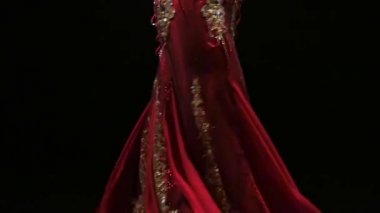 Kostüm dans oryantal dans süsler ile kadın. Siyah arka plan. Yavaş hareket. Yakın çekim