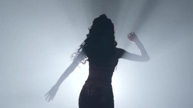 Kadın cinsel onun yarı çıplak vücut taşır. Duman geçmişi. Sihouette