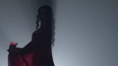 Esmer danslar göbek dans şifon elbise benzersizdir. Duman geçmişi. Sihouette, hayır. Yavaş hareket