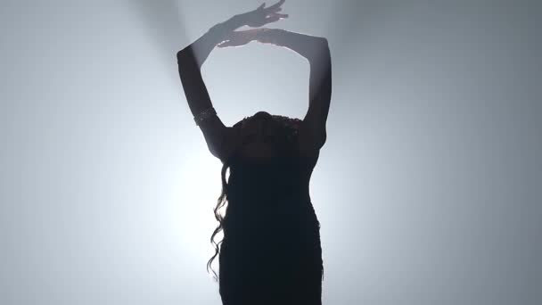 Kvinna som står tillbaka i kostym med dans magdans. Rök bakgrund. Slow motion. Mer från sihouette — Stockvideo