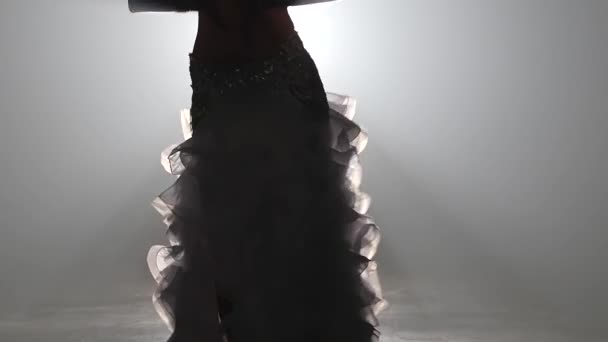 Kvinnan utför magdans i orientalisk kostym. Rök bakgrund. Slow motion. Närbild — Stockvideo