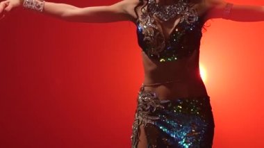 Göbek dansçısı dans hareketi modern Torso. Kırmızı duman arka planı. Yavaş hareket. Yakın çekim