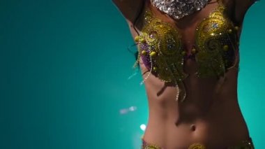 Kız gövdesinde geleneksel oryantal dansçı. Duman geçmişi. Yavaş hareket. Yakın çekim