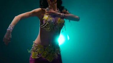 Egzotik dans Arap dansçı. Duman geçmişi. Yavaş hareket. Yakın çekim