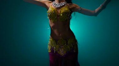 Kadın oryantal kostüm bir oryantal dans gerçekleştirir. Duman geçmişi. Yavaş hareket. Yakın çekim