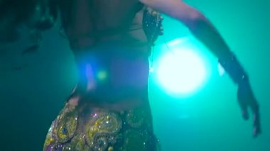 Oryantal kostüm bir oryantal dans gerçekleştirir. Duman geçmişi. Yavaş hareket. Yakın çekim