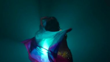 Dansçı kız dansı hayranları kullanır. Duman geçmişi. Yavaş hareket. Yakın çekim