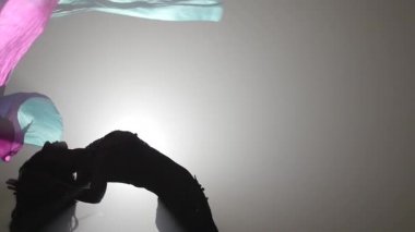 Dansçı kadın devam dans hayranları kullanır. Sihouette, hayır. Duman geçmişi. Yavaş hareket. Yakın çekim