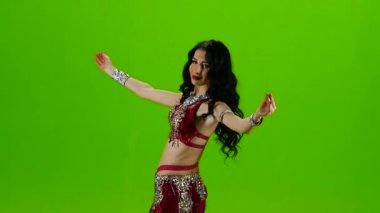 Kırmızı elbiseyle taş dansçısı. Yeşil ekran. Yavaş hareket