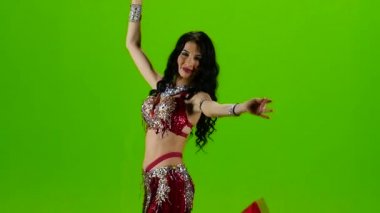 Kalça sallayarak başlayan kadın oryantal dansçı. Yeşil ekran. Yavaş hareket