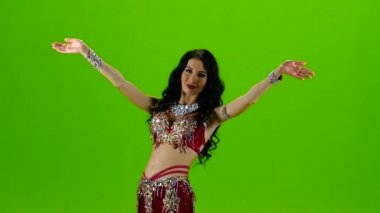 Oryantal dans yapan çekici kız. Yeşil ekran. Yavaş hareket