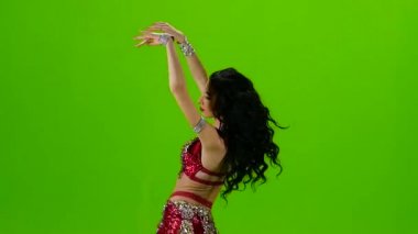 Arap dansçı sahnede oryantal dans gerçekleştirir. Yeşil ekran. Yavaş hareket