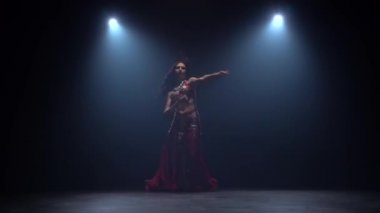 Çekici egzotik dansçıdan. Siyah duman arka plan. Yavaş hareket