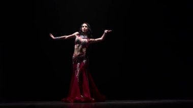 Oryantal kız dans. Siyah arka plan. Yavaş hareket