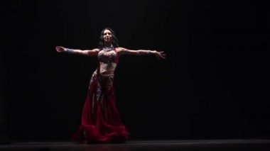 Dans edilen egzotik dansçı kız o. Siyah arka plan. Yavaş hareket