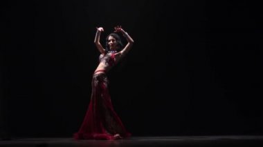 Şifon elbise egzotik oryantal dansçı kadın. Siyah arka plan. Yavaş hareket