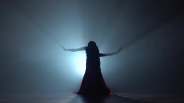 Dans göbek dansı onun hareketleri şifon elbise benzersizdir. Duman geçmişi. Sihouette, hayır. Yavaş hareket
