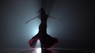 Geleneksel oryantal dansçı kadın duman arka planda dans. Sihouette, hayır. Yavaş hareket
