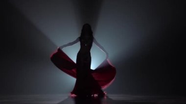 Dans göbek dansı onun hareketleri şifon elbise benzersizdir. Duman geçmişi. Sihouette, hayır. Yavaş hareket
