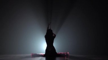 Egzotik elbise kadın oryantal dansçı Arabian. Duman geçmişi. Yavaş hareket