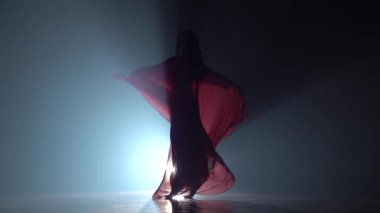 Göbek dansçı şifon elbise onun kalçaları sallayarak. Duman geçmişi. Sihouette, hayır. Yavaş hareket