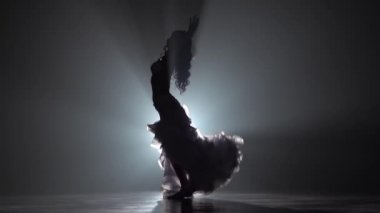 Egzotik beyaz elbise kız oryantal dansçı Arabian. Duman geçmişi. Yavaş hareket. Sihouette