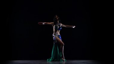 Egzotik elbise dans kadın oryantal dansçı Arabian. Siyah arka plan. Yavaş hareket