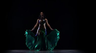 Kız oryantal dansçı. Siyah arka plan. Yavaş hareket