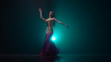 Kadın oryantal dansçı Arap dans. Duman geçmişi. Yavaş hareket