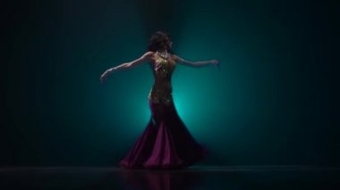 Sahnelerde oryantal dans süslemeli kadın. Duman geçmişi. Yavaş hareket