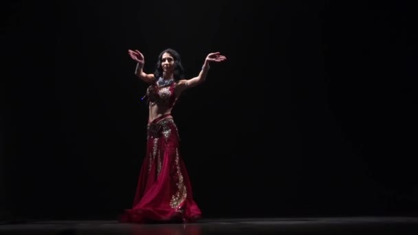Exotische buikdanseres vrouw in chiffon jurk. Zwarte achtergrond. Slow Motion — Stockvideo