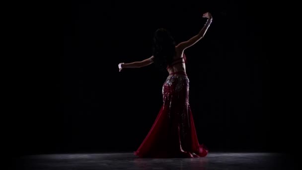 Orientalisk kvinna dansar. Svart bakgrund. Slow motion — Stockvideo